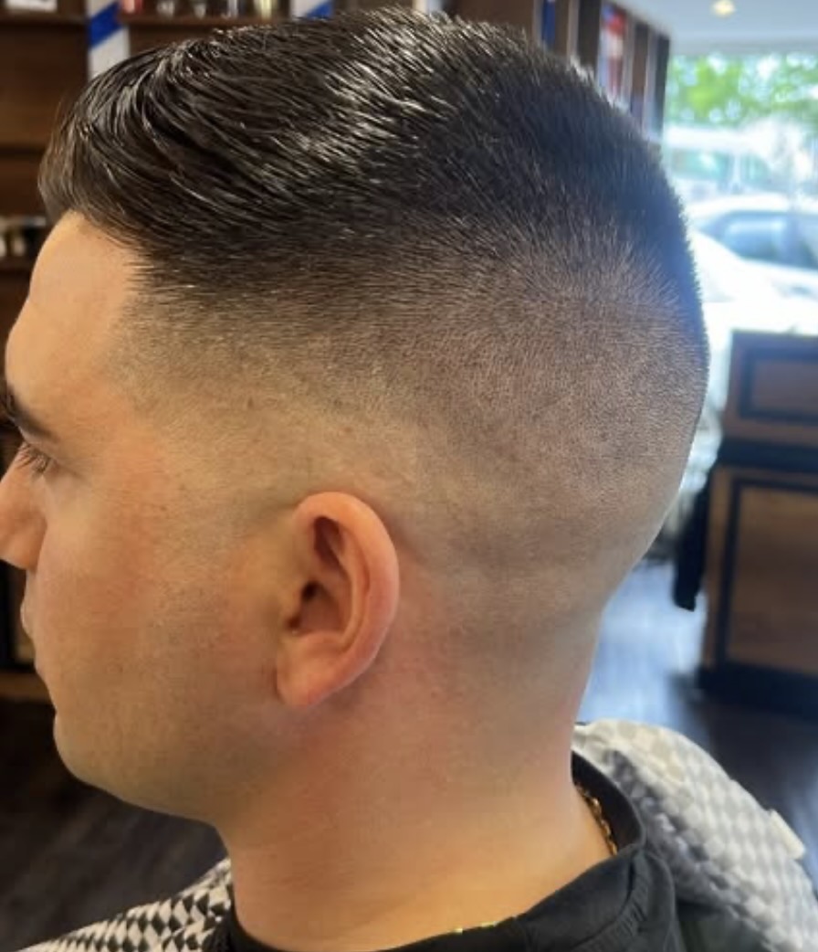 Nach hinten gestylter Schnitt mit Fade